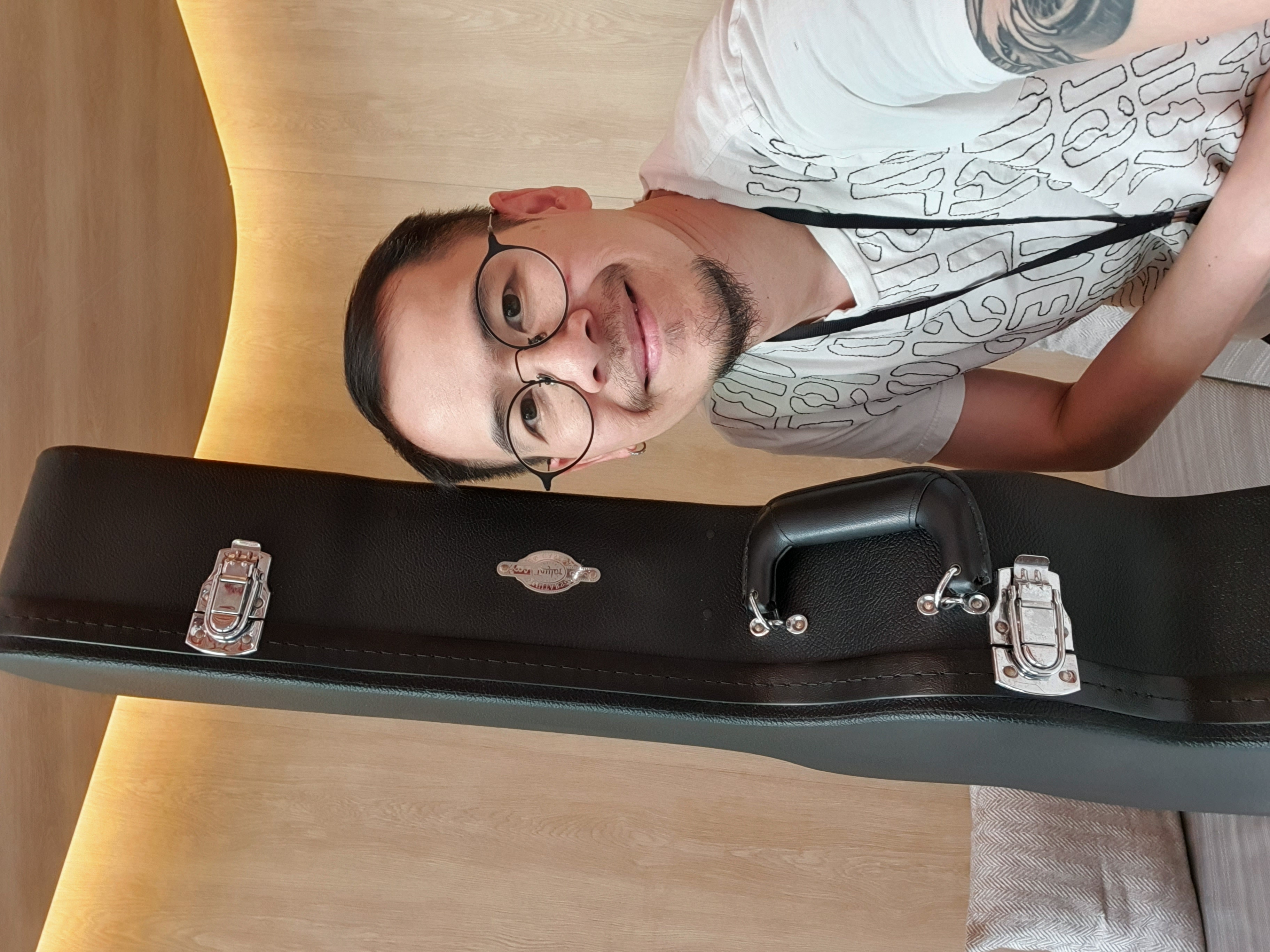 Taylor Guitar Hard Shell Case ซับในสีดำ ของแท้หรือไม่? | ยืนยันจาก Taylor USA