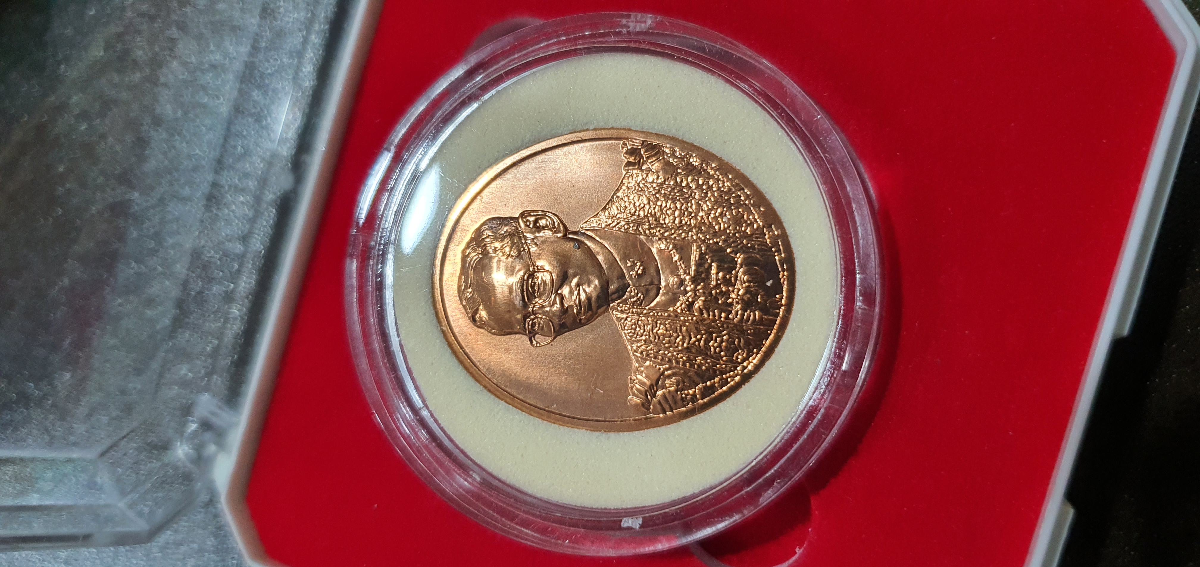 เหรียญที่ระลึก ในหลวงรัชกาลที่ 9 ในวาระครบ 100 ปี โรงพยาบาลจุฬา