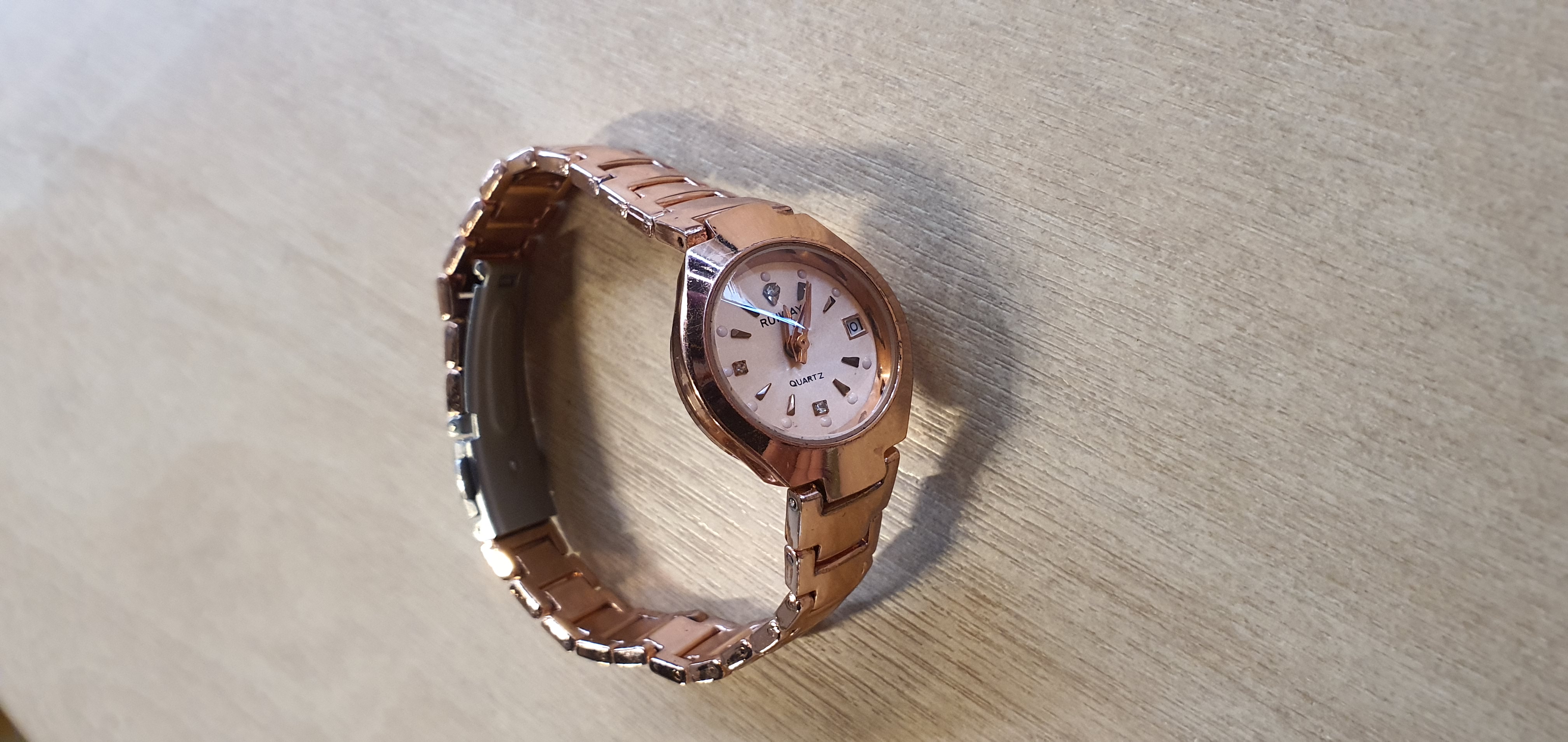 นาฬิกาข้อมือ ผู้หญิง ยี่ห้อ runway