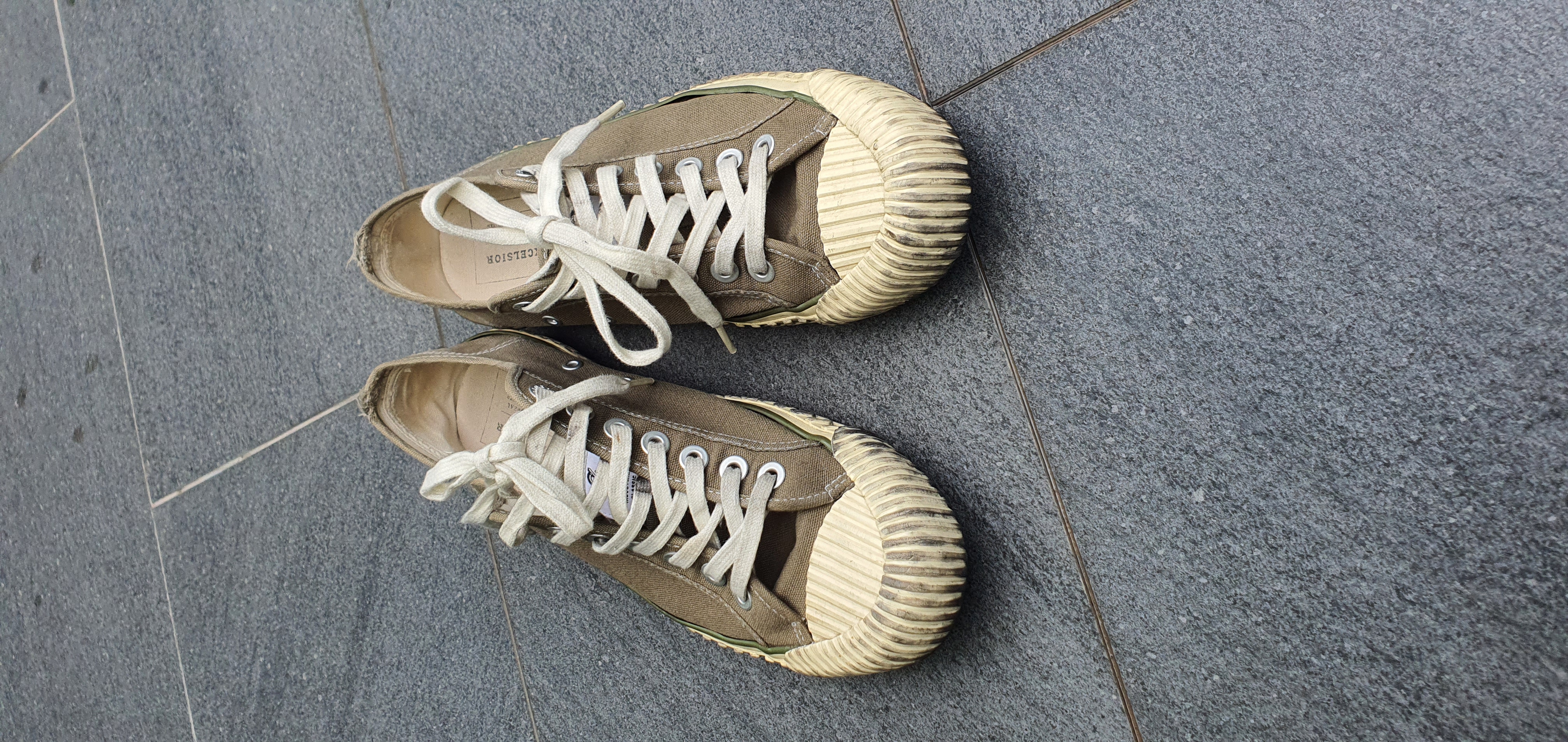 รองเท้าผ้าใบ Excelsior เบอร์ 270