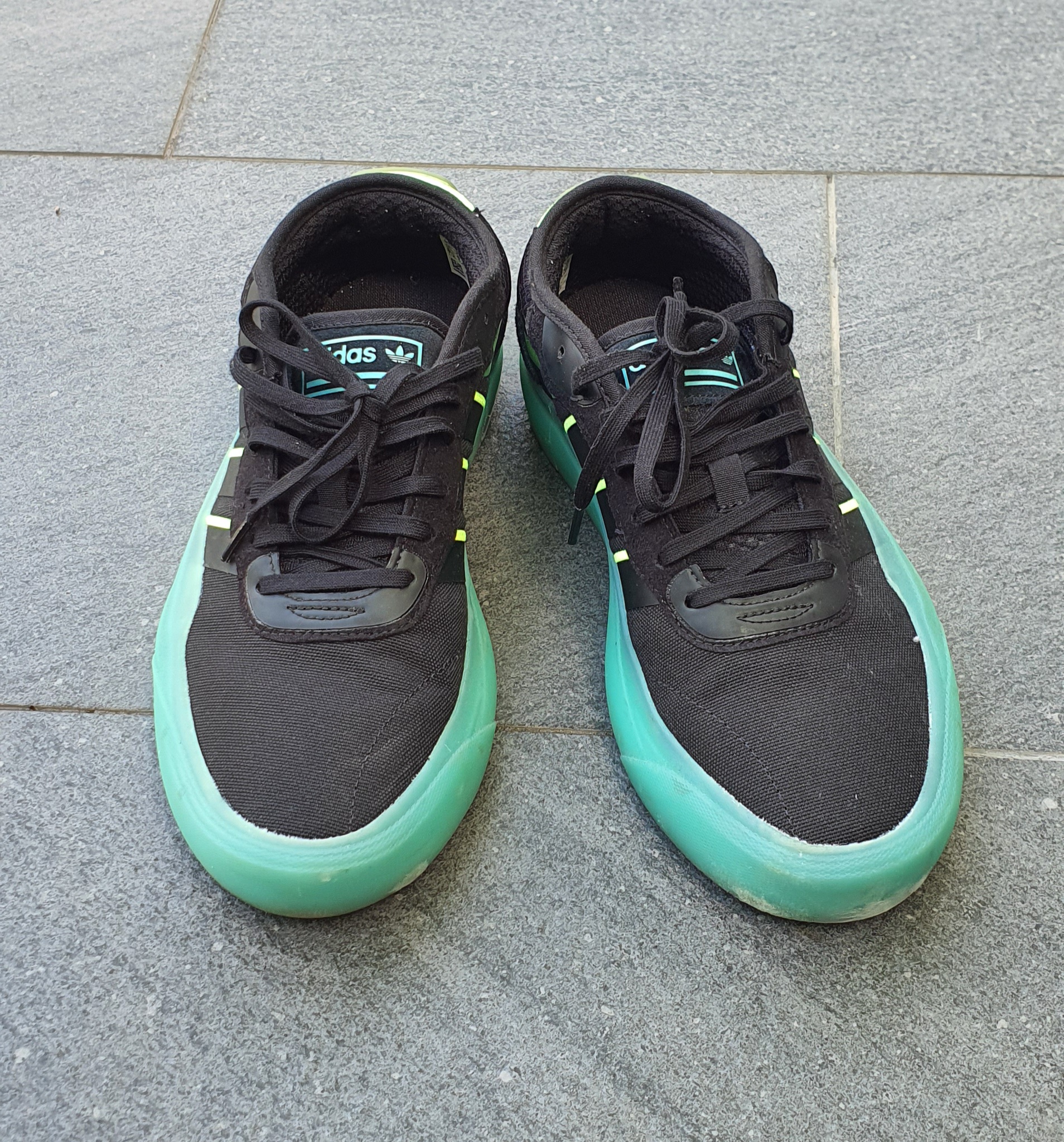 รองเท้า Adidas ของแท้ พร้อมกล่อง 